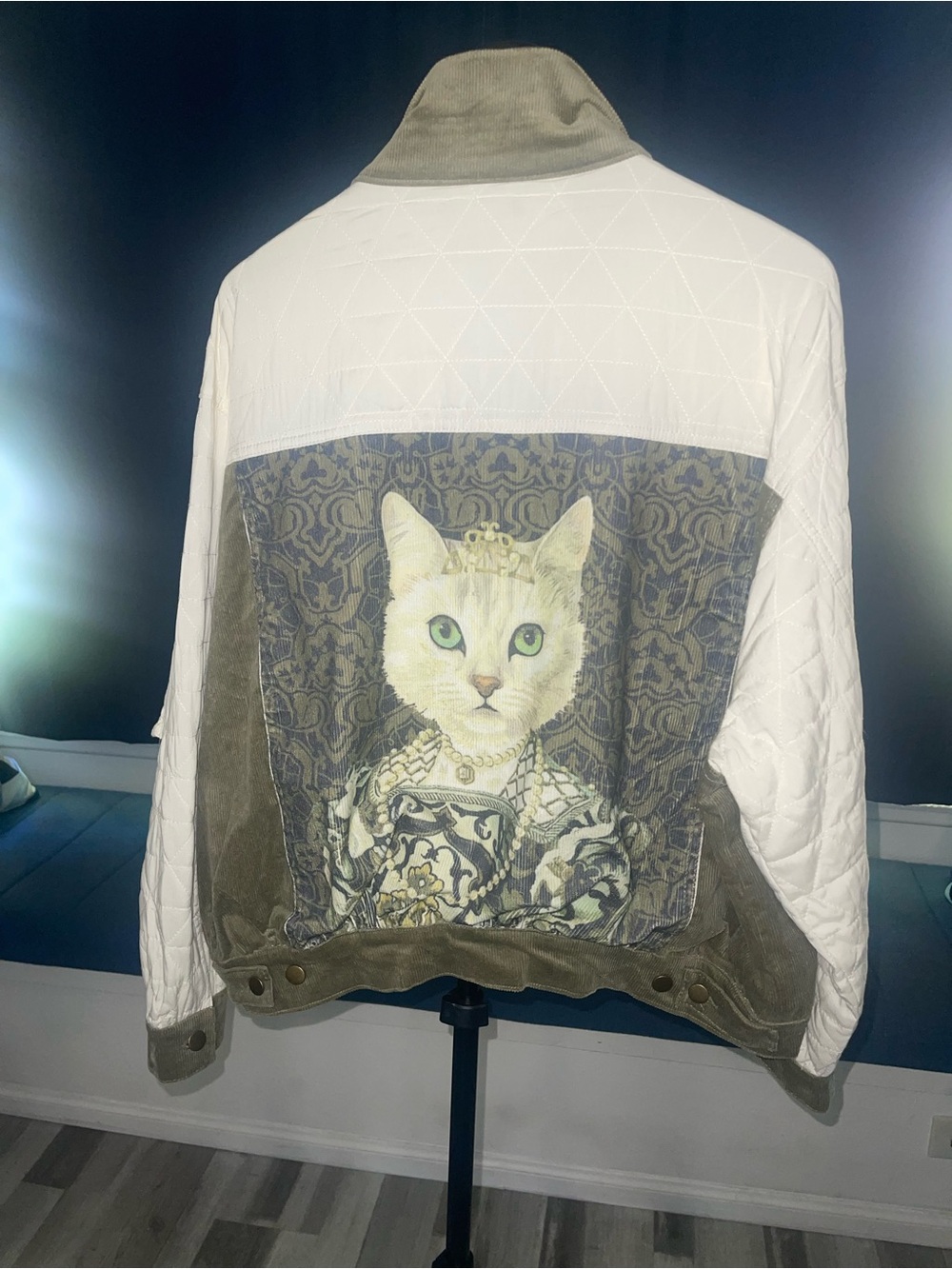 J.nna "Queen Kitty" Print Vintage Style Aviator Jacket in Olive Cream - Picture 5 of 14